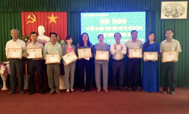 Mỹ Tú: Khen thưởng 03 tập thể và 9 cá nhân điển hình  trong học tập và làm theo Bác