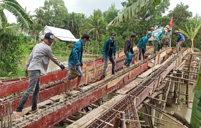 Thị trấn Huỳnh Hữu Nghĩa đỗ đà cầu giao thông nông thôn kênh 1/5