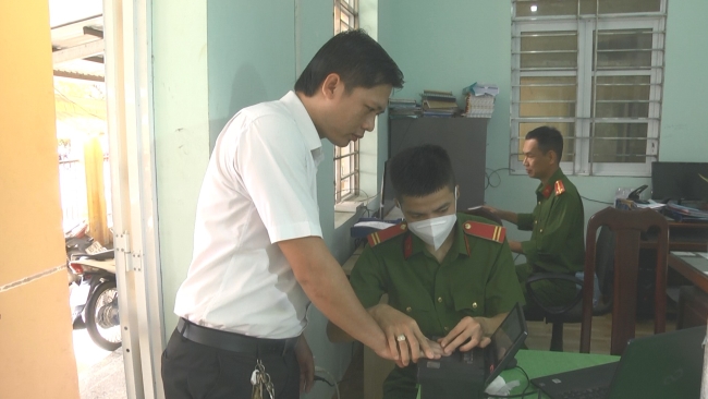 Thí điểm Đăng ký và kích hoạt tài khoản định danh điện tử trên địa bàn thị trấn Huỳnh Hữu Nghĩa