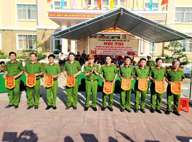 Hội thi nghiệp vụ chữa cháy và cứu nạn, cứu hộ “Tổ liên gia an toàn phòng cháy, chữa cháy” huyện Mỹ Tú năm 2024