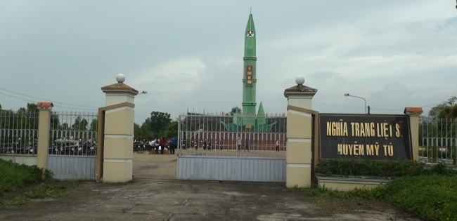 Ra quân quét dọn vệ sinh môi trường khuôn viên nghĩa trang liệt sĩ huyện Mỹ Tú