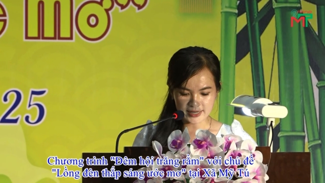 Chương trình Đêm hội trăng rằm với chủ đề "Lồng đèn thắp sáng ước mơ" tại xã Mỹ Tú