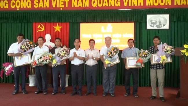 Mỹ Tú: Tổ chức trao Huy hiệu Đảng đợt 19/5