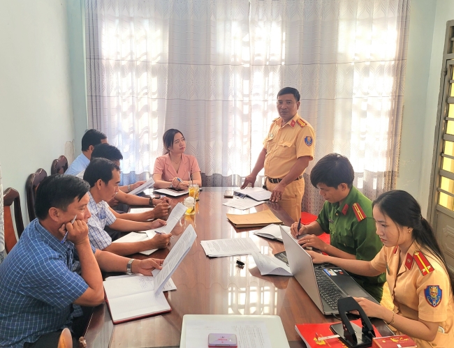 Đoàn kiểm tra đôn đốc đảm bảo an toàn giao thông huyện đến kiểm tra tại xã Phú Mỹ