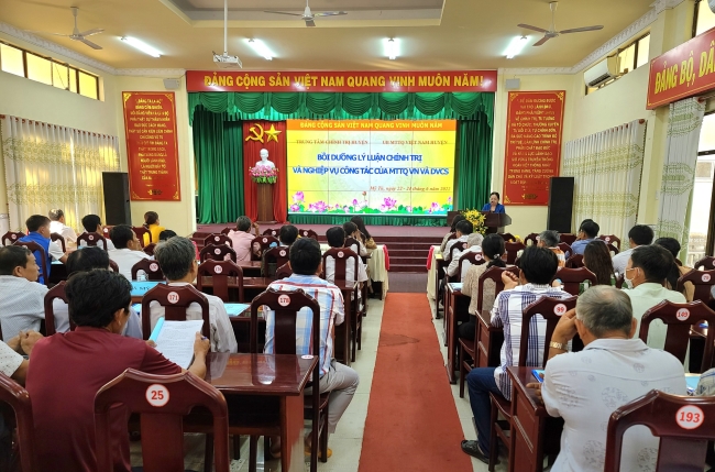Lớp bồi dưỡng lý luận chính trị và nghiệp vụ công tác Mặt trận Tổ Quốc Việt Nam và Dân vận cơ sở