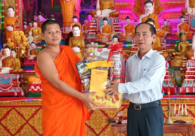 Đồng Chí Nguyễn Việt Phú thăm chùa Tam Sóc xã Mỹ Thuận nhân dịp Tết Chol Chnam Thmay