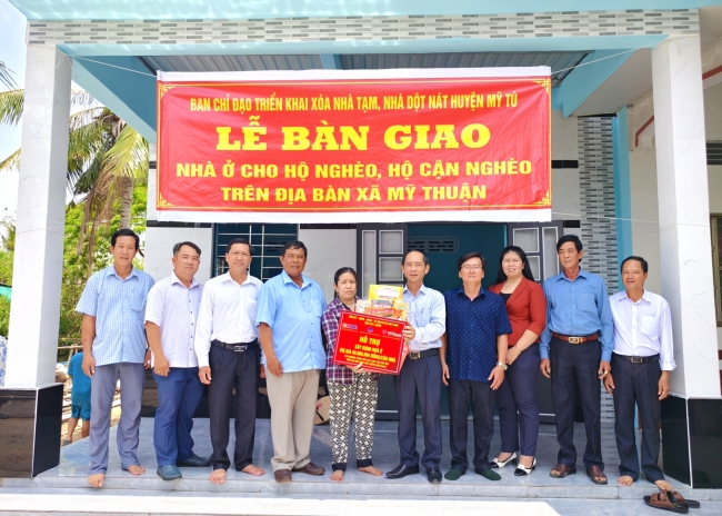 Bàn giao nhà ở cho hộ cận nghèo tại xã Mỹ Thuận
