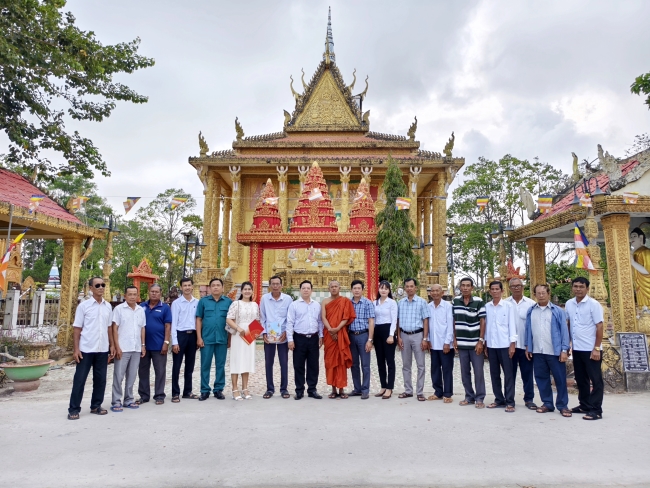 Đồng Chí Lê Thanh Vị thăm chùa Bưng KhDon xã Phú Mỹ nhân dịp Tết Chol Chnam Thmay