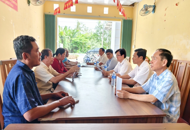 Chủ tịch UBND huyện Mỹ Tú Nguyễn Việt Phú kiểm tra công tác chuẩn bị lấy ý người dân về việc sắp xếp đơn vị hành chính.