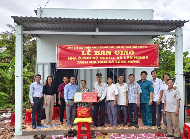 Bàn giao nhà ở cho hộ cận nghèo ấp Tân Thành xã Long Hưng