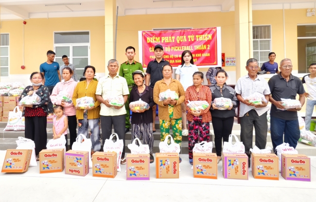 Trao tăng 100 phần  quà cho bà con có hoàn cảnh khó khăn trên địa bàn xã Phú Mỹ 