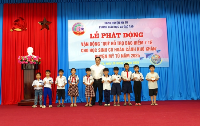 Lễ phát động Vận động quỹ hỗ trợ bảo hiểm y tế cho học sinh có hoàn cảnh khó khăn năm 2025