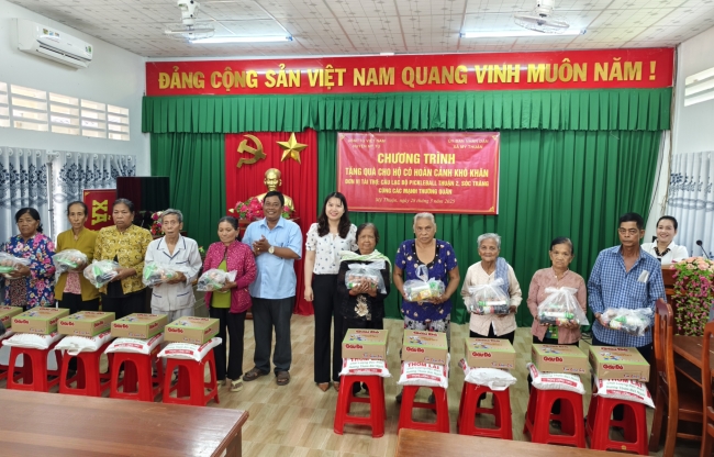 Trao tăng 100 phần quà cho bà con có hoàn cảnh khó khăn trên địa bàn xã Mỹ Thuận