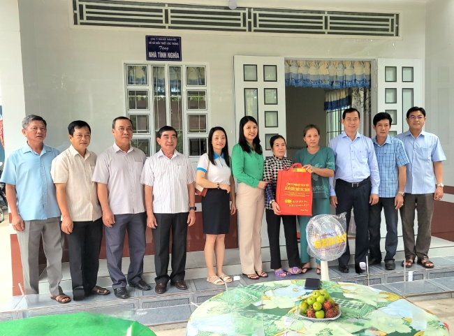 Bàn giao nhà tình nghĩa tại ấp Thiện Tánh xã Thuận Hưng