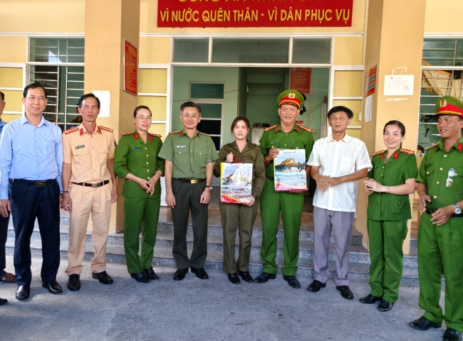 Bí thư Tỉnh ủy Lâm Văn Mẫn đến thăm và khảo sát tình hình hoạt động tại Công an xã Mỹ Hương và Công an thị trấn Huỳnh Hữu Nghĩa