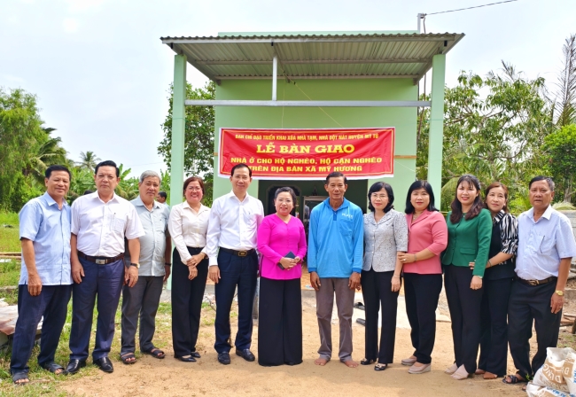 Bàn giao nhà ở cho hộ cận nghèo tại xã Mỹ Hương