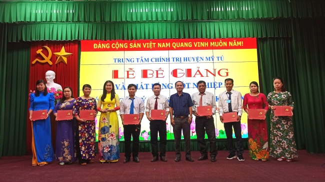 Lễ Bế giảng và trao bằng tốt nghiệp lớp Sơ cấp lý luận chính trị khóa XX năm 2022