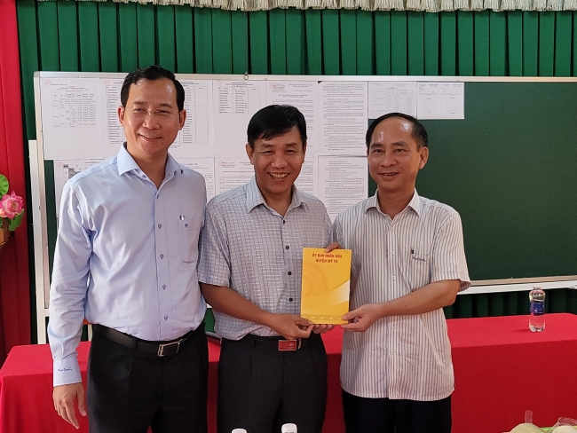 Lãnh đạo Huyện ủy Mỹ Tú đến thăm hỏi các điểm thi tốt nghiệp Trung học phổ thông trên địa bàn huyện Mỹ Tú