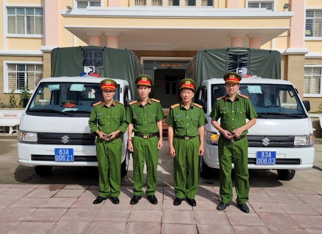 Bàn giao xe ô tô tải nhỏ phục vụ công tác đảm bảo an ninh trật tự cho Công an các xã Mỹ Phước và xã Hưng Phú