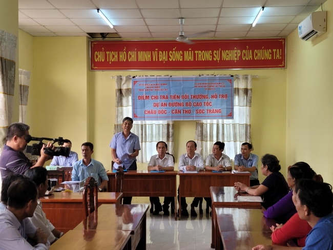 Chi trả bồi thường hỗ trợ (đợt 1) cho các hộ gia đình tại xã Long Hưng có phần diện tích đất bị ảnh hưởng bởi Dự án Đầu tư xây dựng đường bộ cao tốc Châu Đốc - Cần Thơ - Sóc Trăng giai đoạn 1
