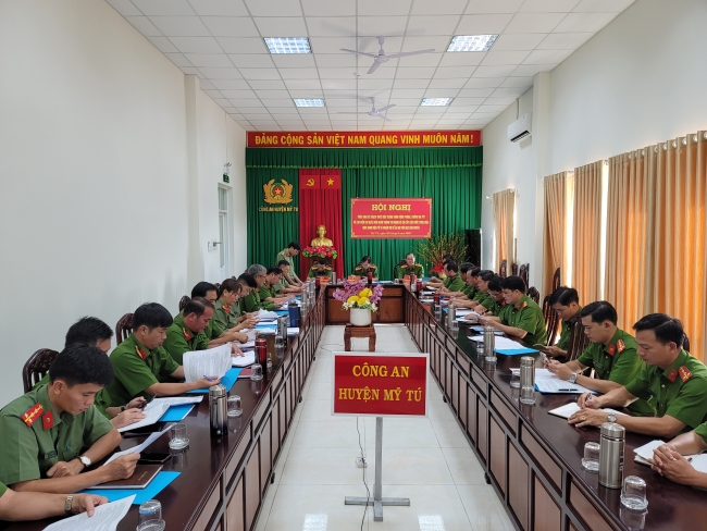 Triển khai kế hoạch tháng hành động phòng chống ma túy và cao điểm 30 ngày đêm hoàn thành thu nhận hồ sơ cấp căn cước công dân, định danh điện tử và nhiệm vụ đề án 06 trên địa bàn huyện Mỹ Tú
