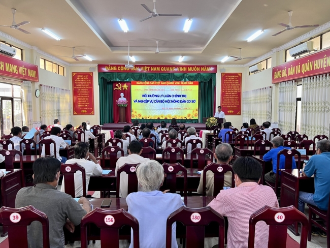 Mỹ Tú: Bồi dưỡng lý luận chính trị và nghiệp vụ cán bộ Hội nông dân cơ sở