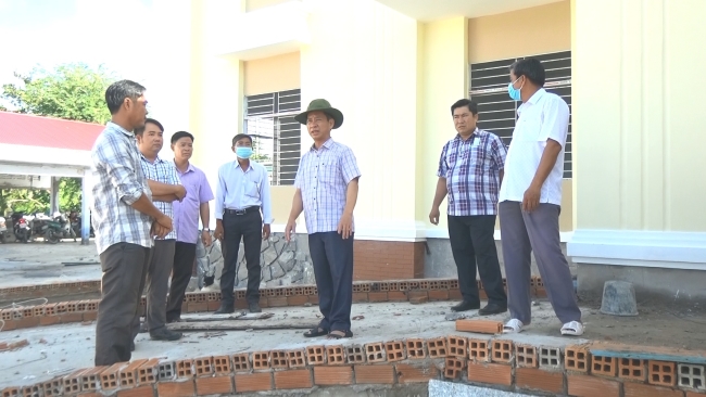 Đồng chí Nguyễn Việt Phú- Chủ tịch UBND huyện Mỹ Tú kiểm tra các công trình xây dựng tại xã Mỹ Thuận