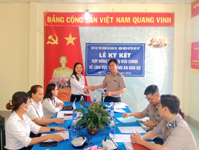 Lễ ký kết hợp đồng dịch vụ bưu chính về lĩnh vực thi hành án dân sự